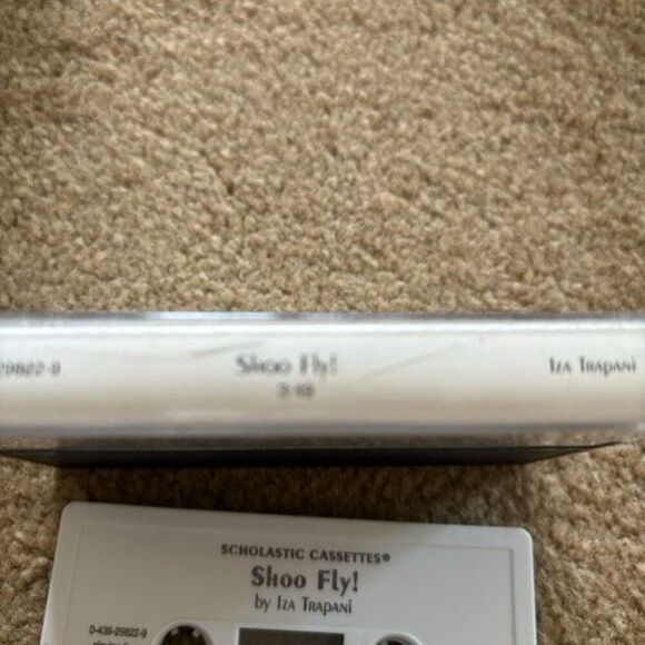 Scholastic Cassettes Shoo Fly! By Iza Trapani Cassette - Picture 4 of 4